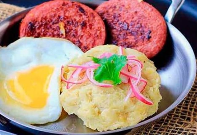 Mangú with 2 Eggs & Salami.