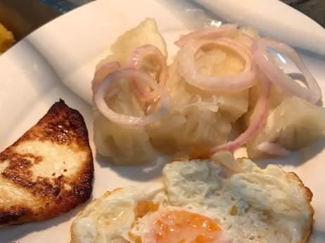 Yuca con queso frito.