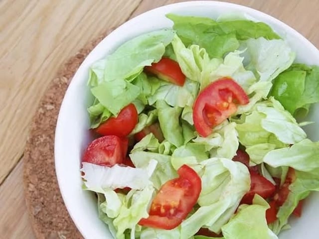 Ensalada de lechuga y tomate grande.