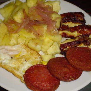 Yuca con huevos & salami